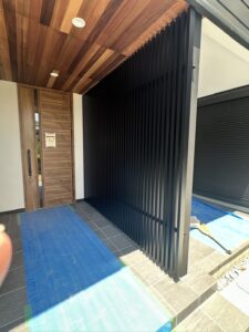 T様邸玄関ルーバー施工