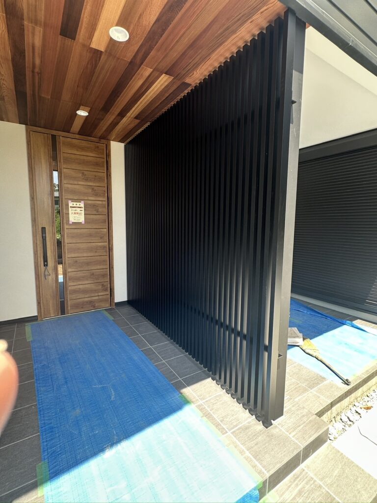 T様邸玄関ルーバー施工