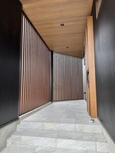 S様邸玄関ポーチ目隠しルーバー施工